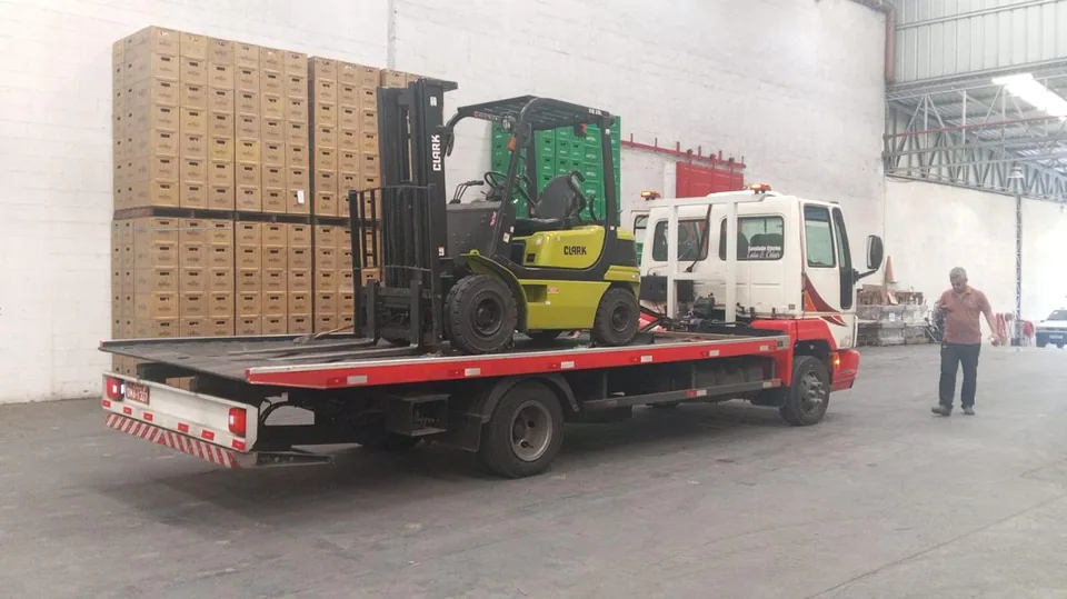Transporte de empilhadeira em caminhão plataforma