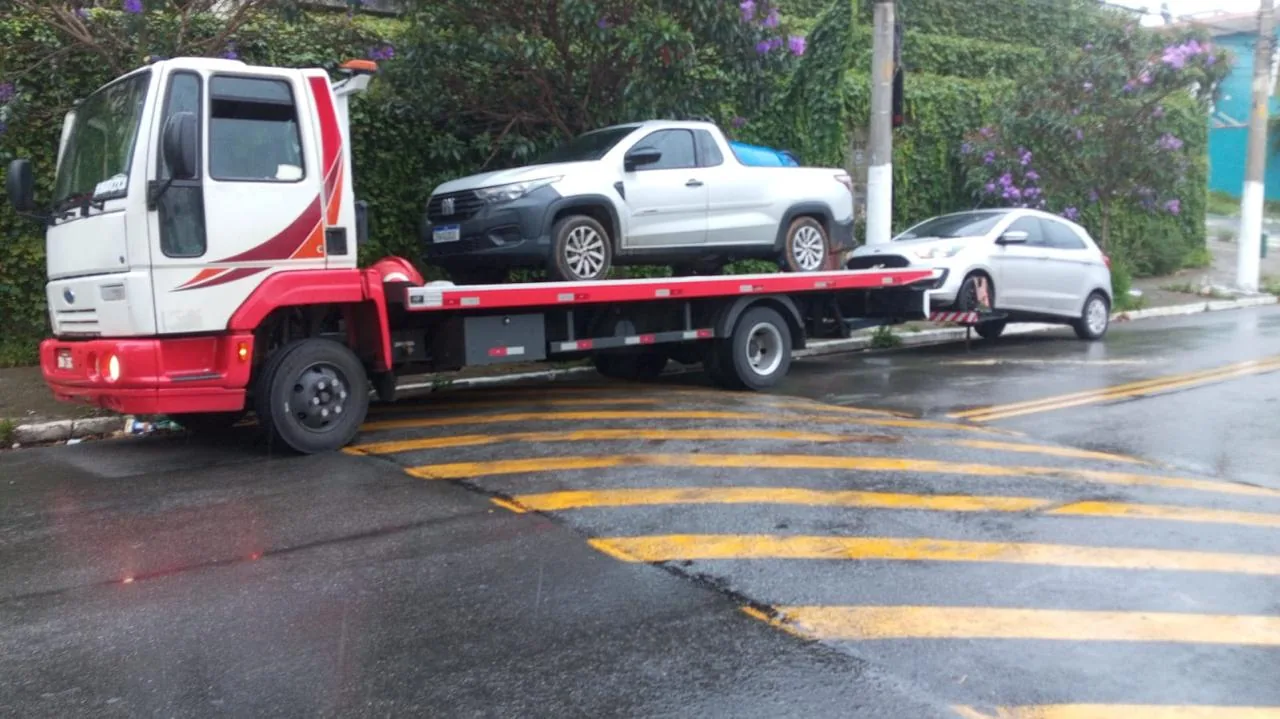Guincho plataforma atendendo uma picape e um carro em São Paulo