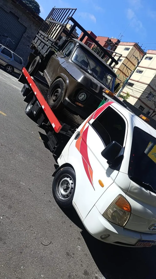 Guincho plataforma transportando um veículo utilitário em São Paulo